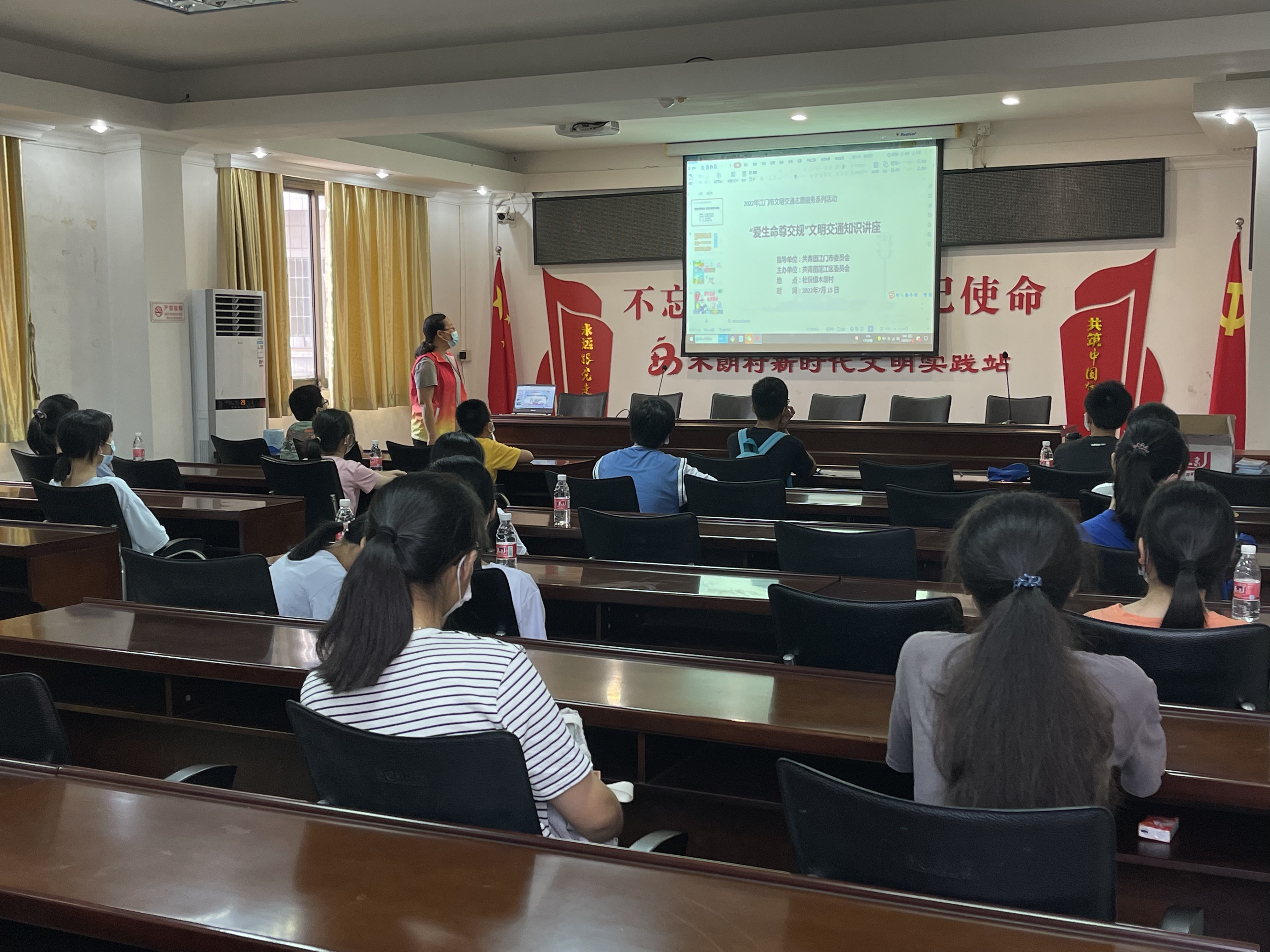活動(dòng)時(shí)間：2022年7月15日 單位：共青團(tuán)蓬江區(qū)委員會(huì) 共青團(tuán)杜阮鎮(zhèn)委員會(huì) 服務(wù)對(duì)象：群眾 服務(wù)內(nèi)容：在杜阮鎮(zhèn)木朗村開(kāi)展“愛(ài)生命尊交規(guī)”文明交通知識(shí)宣傳活動(dòng)（1）.jpg