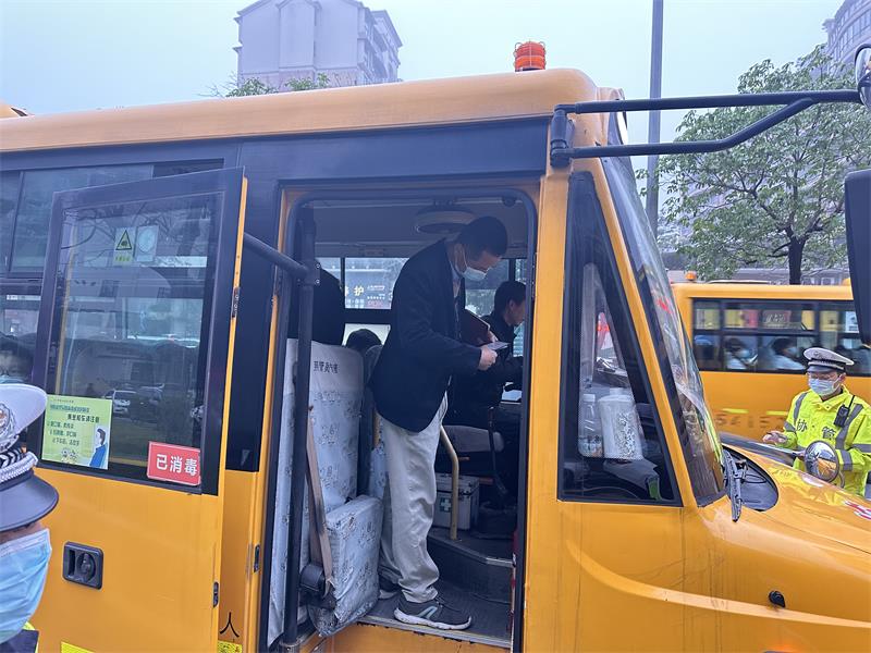 2023年春季開學校車聯(lián)合檢查 3.jpg