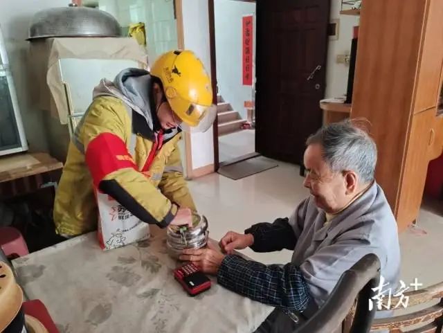 熱心騎手為長者送餐。受訪者供圖 圖片