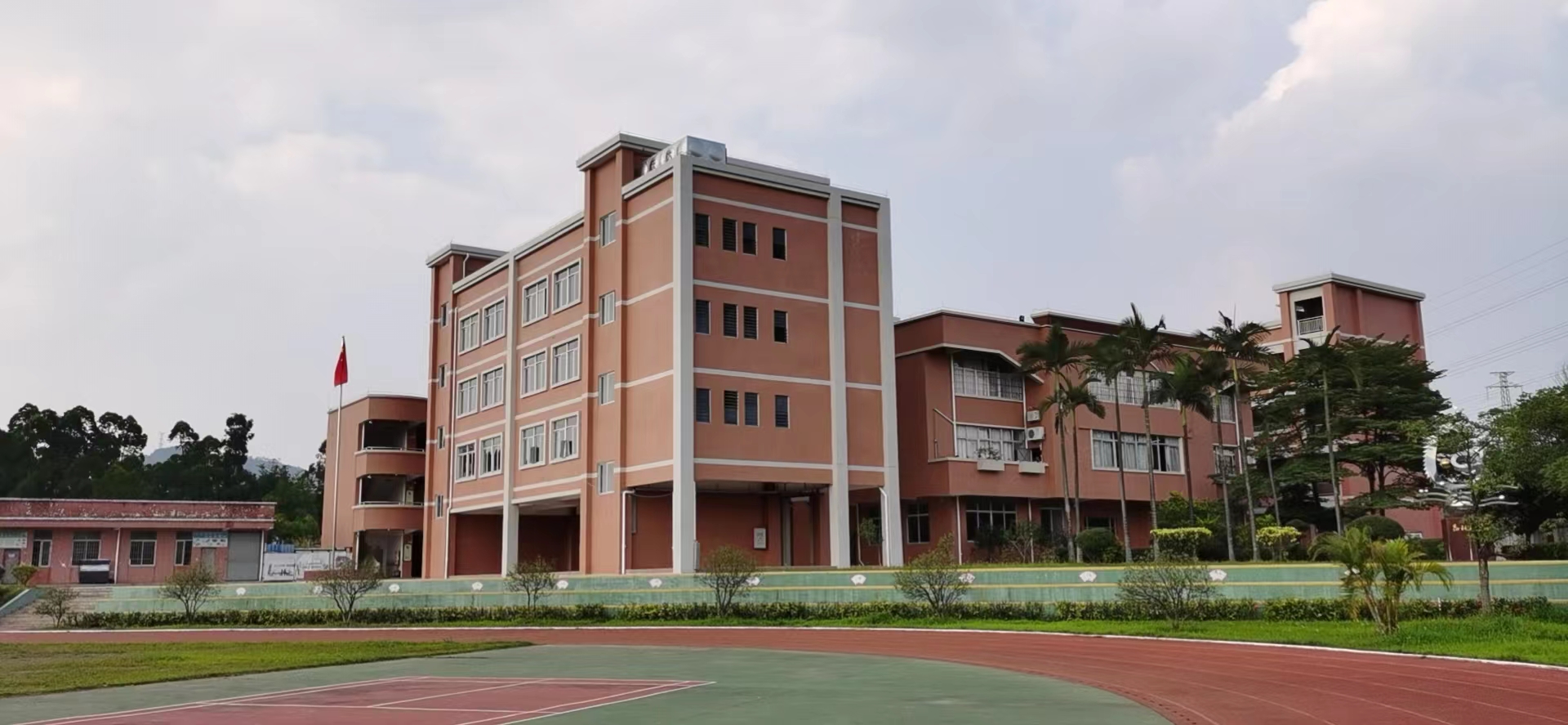 2022年6月1日，龍榜小學(xué)新建兩棟教學(xué)樓通過驗收正式使用.jpg